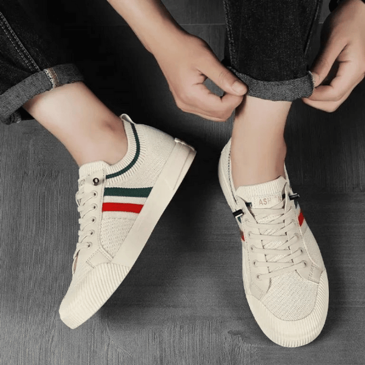 Ademende herensneakers van mesh, in beige en zwart design, met een ergonomische zool voor comfort en stijlvolle gelegenheden.