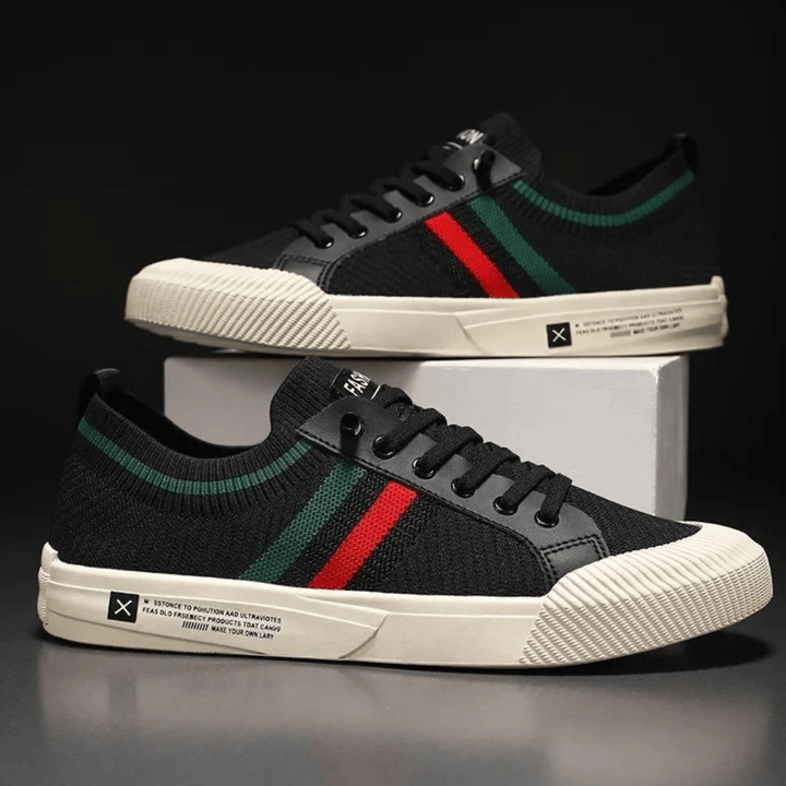 Ademende herensneakers van mesh, in beige en zwart design, met een ergonomische zool voor comfort en stijlvolle gelegenheden.