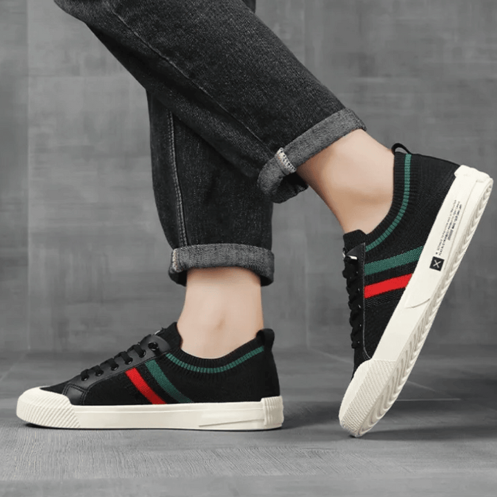Ademende herensneakers van mesh, in beige en zwart design, met een ergonomische zool voor comfort en stijlvolle gelegenheden.