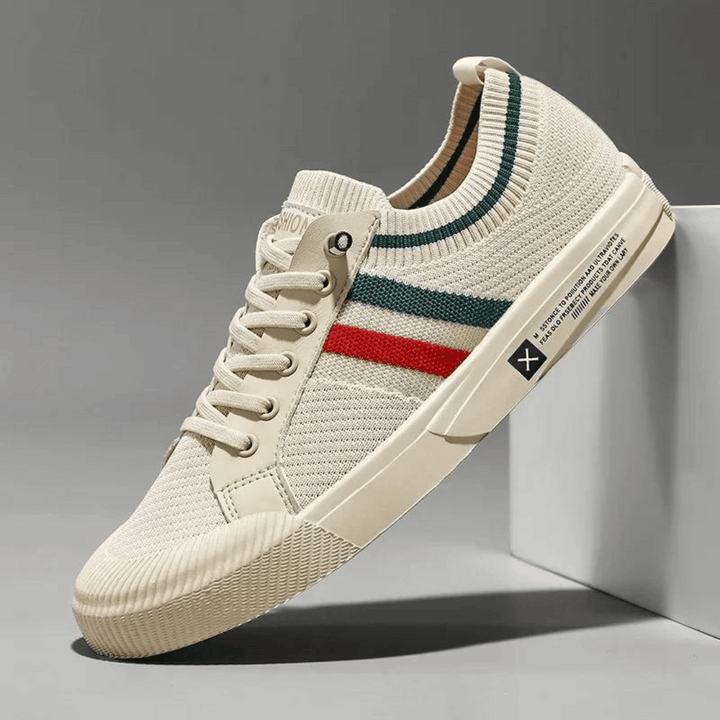 Ademende herensneakers van mesh, in beige en zwart design, met een ergonomische zool voor comfort en stijlvolle gelegenheden.
