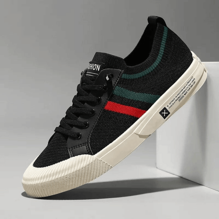 Ademende herensneakers van mesh, in beige en zwart design, met een ergonomische zool voor comfort en stijlvolle gelegenheden.
