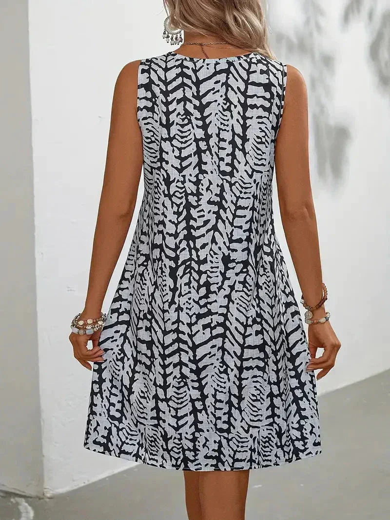 Mouwloze zomerjurk met bloemenprint voor dames, ideaal voor zonnige dagen.