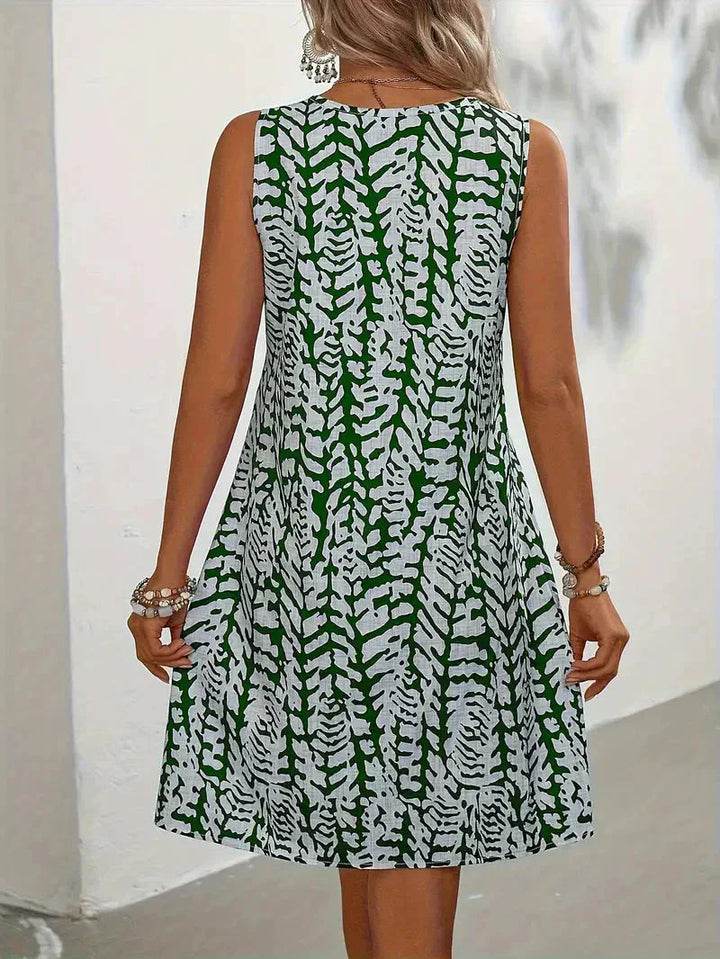 Mouwloze zomerjurk met bloemenprint voor dames, ideaal voor zonnige dagen.