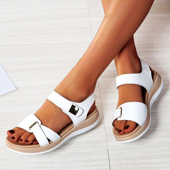 Beige orthopedische dames sandaal met voetondersteuning, ideaal voor comfort en stijl in de zomer. Perfect voor modebewuste vrouwen.