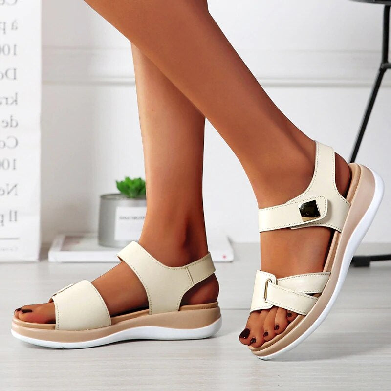 Zwarte orthopedische dames sandalen met voetondersteuning, perfect voor comfort en stijl bij elke outfit.