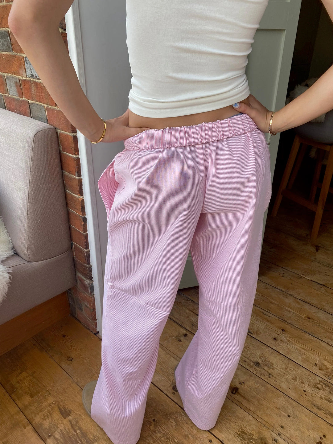Comfortabele dames loungebroek met elastische tailleband, wijde pijpen en vintage streepjesprint voor een stijlvolle loungewear-look.