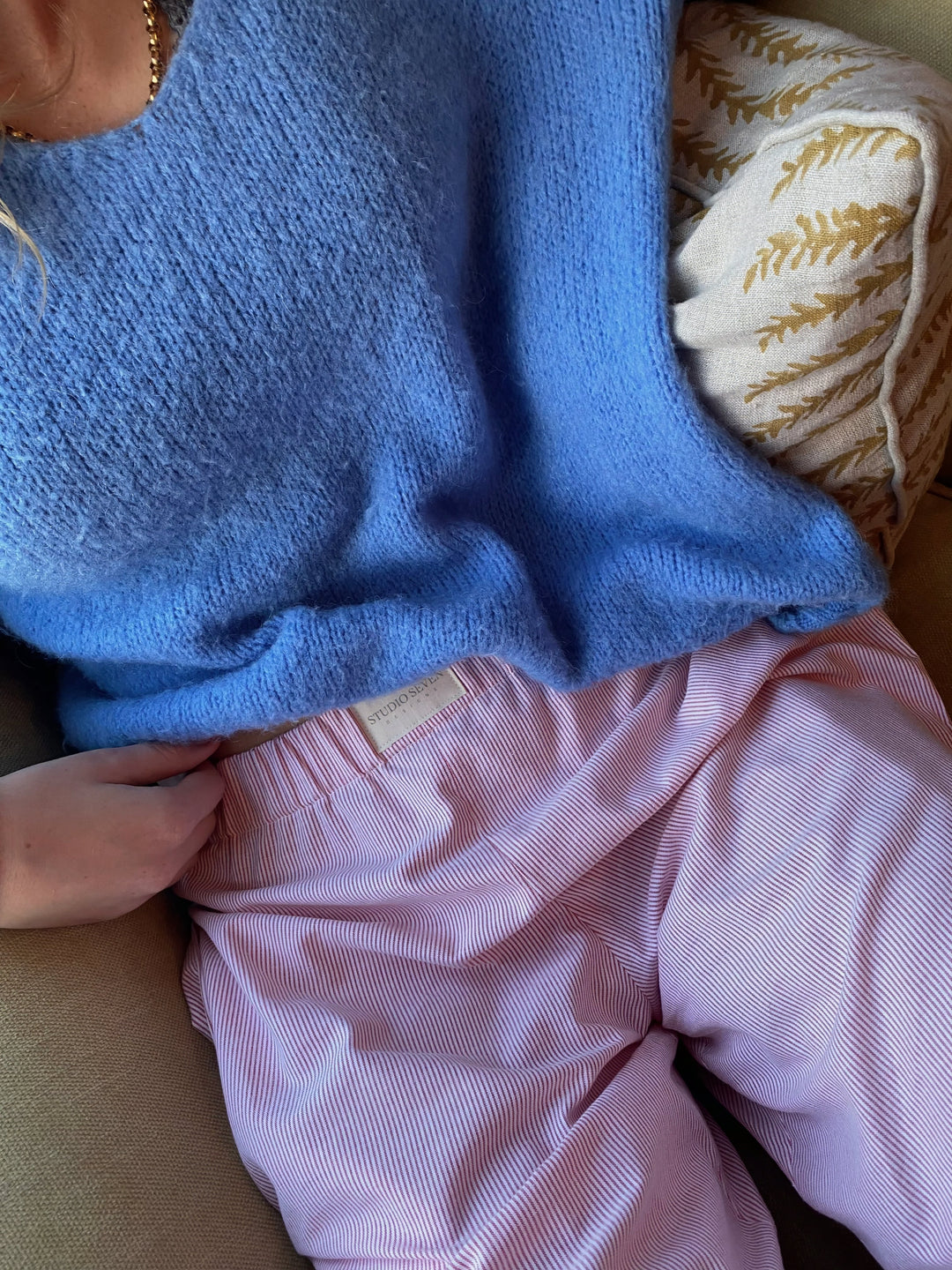 Comfortabele dames loungebroek met elastische tailleband, wijde pijpen en vintage streepjesprint voor een stijlvolle loungewear-look.