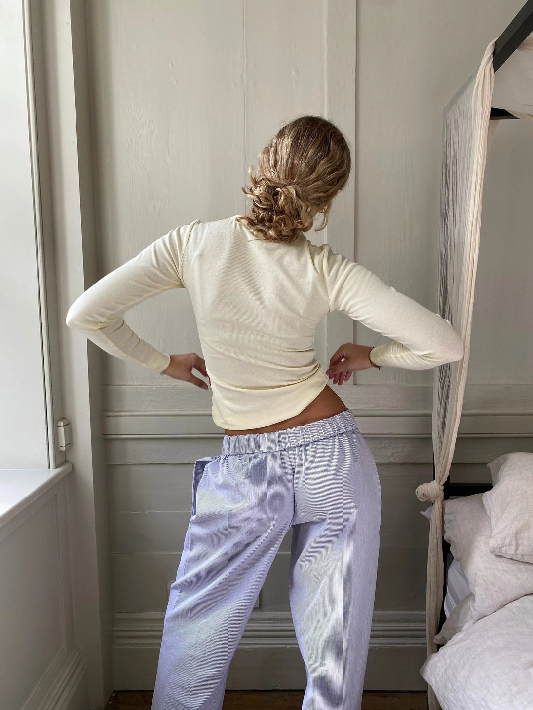 Comfortabele dames loungebroek met elastische tailleband, wijde pijpen en vintage streepjesprint voor een stijlvolle loungewear-look.
