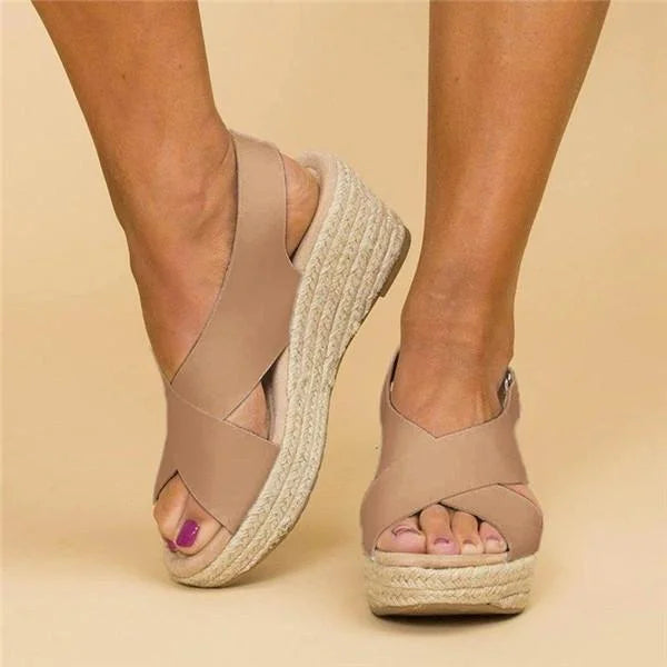 Comfortabele orthopedische damessandalen in beige met sleehak en verstelbare bandjes voor optimaal comfort en ondersteuning.
