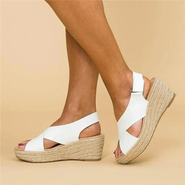 Comfortabele orthopedische damessandalen in beige met sleehak en verstelbare bandjes voor optimaal comfort en ondersteuning.