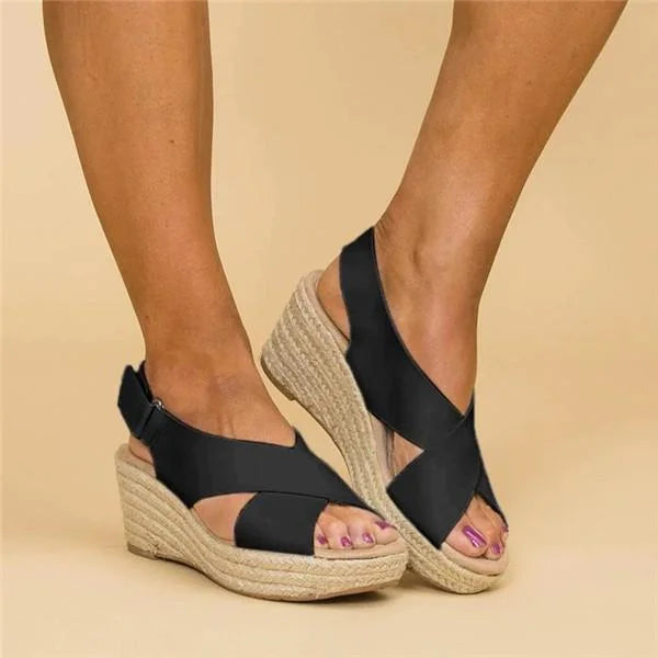 Comfortabele orthopedische damessandalen in beige met sleehak en verstelbare bandjes voor optimaal comfort en ondersteuning.