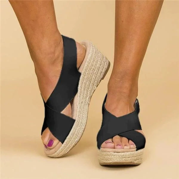 Comfortabele orthopedische damessandalen in beige met sleehak en verstelbare bandjes voor optimaal comfort en ondersteuning.
