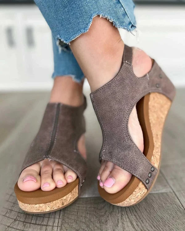 Comfortabele orthopedische damessandalen met ergonomisch design, elegante bandjes en een antislipzool voor stabiliteit.