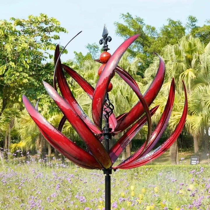 Betoverende tuin windspinner met kinetisch design, brengt rust en kleur als sfeervolle tuindecoratie.