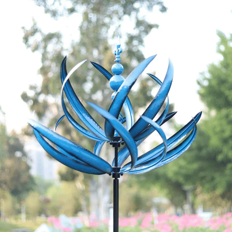 Weerbestendige metalen windspinner voor tuindecoratie; duurzame tuinkunst die elke tuin verfraait en opfleurt.