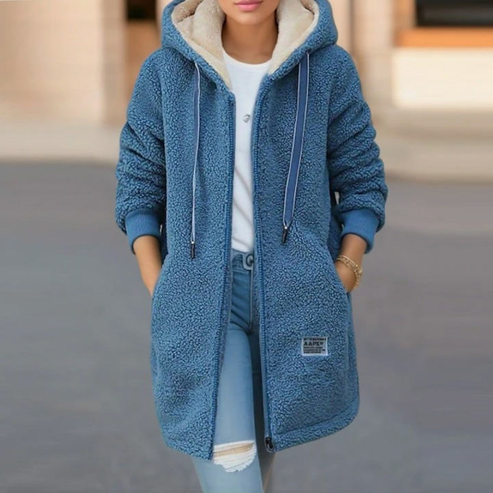 Blauw damesfleecejack uit hoogwaardig materiaal, ideaal voor koude dagen, met comfortabele pasvorm en elegante details.