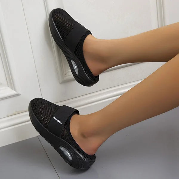 Orthopedische sleehak sandalen voor vrouwen in klassieke zwarte kleur, perfect voor comfort en stijl.
