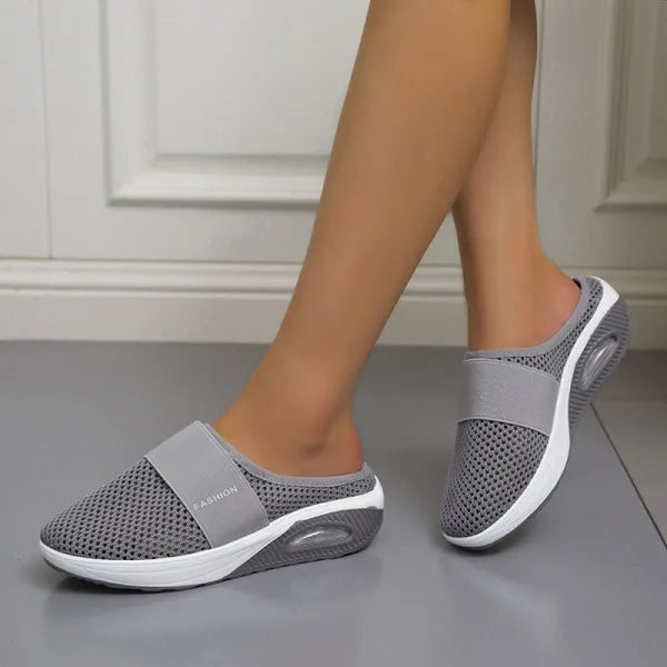 Stijlvolle orthopedische sandalen met sleehak in donkergrijs voor optimale ondersteuning en comfort.