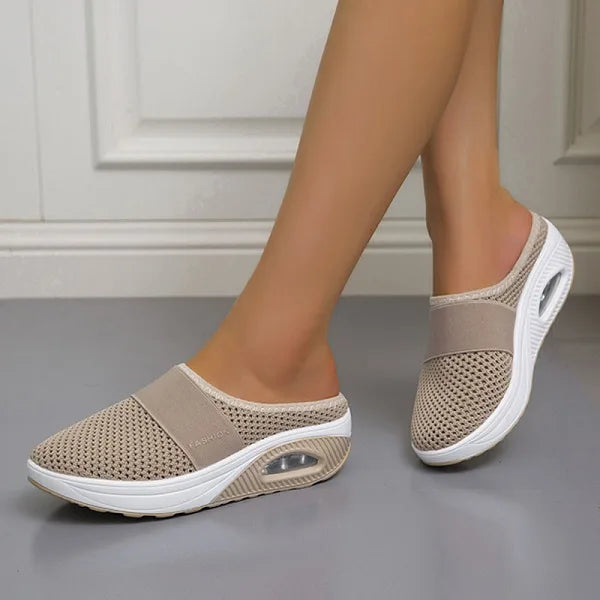 Neutrale beige orthopedische sleehak sandalen, perfect voor dagelijks gebruik en voetgezondheid.