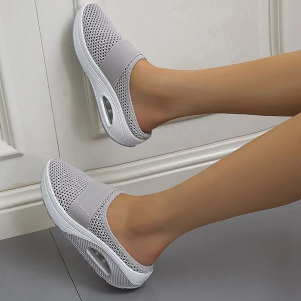 Grijze orthopedische sleehak sandalen met comfortabele pasvorm en antislip eigenschappen.