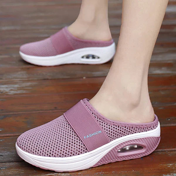 Vrolijke roze orthopedische sleehak sandalen die comfort en een modieuze uitstraling combineren.