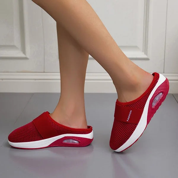 Levendige rode orthopedische sleehak sandalen, ontworpen voor comfort gedurende de hele dag.