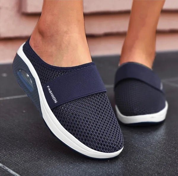 Elegante marineblauwe orthopedische sleehak sandalen die comfort en een tijdloze stijl bieden.