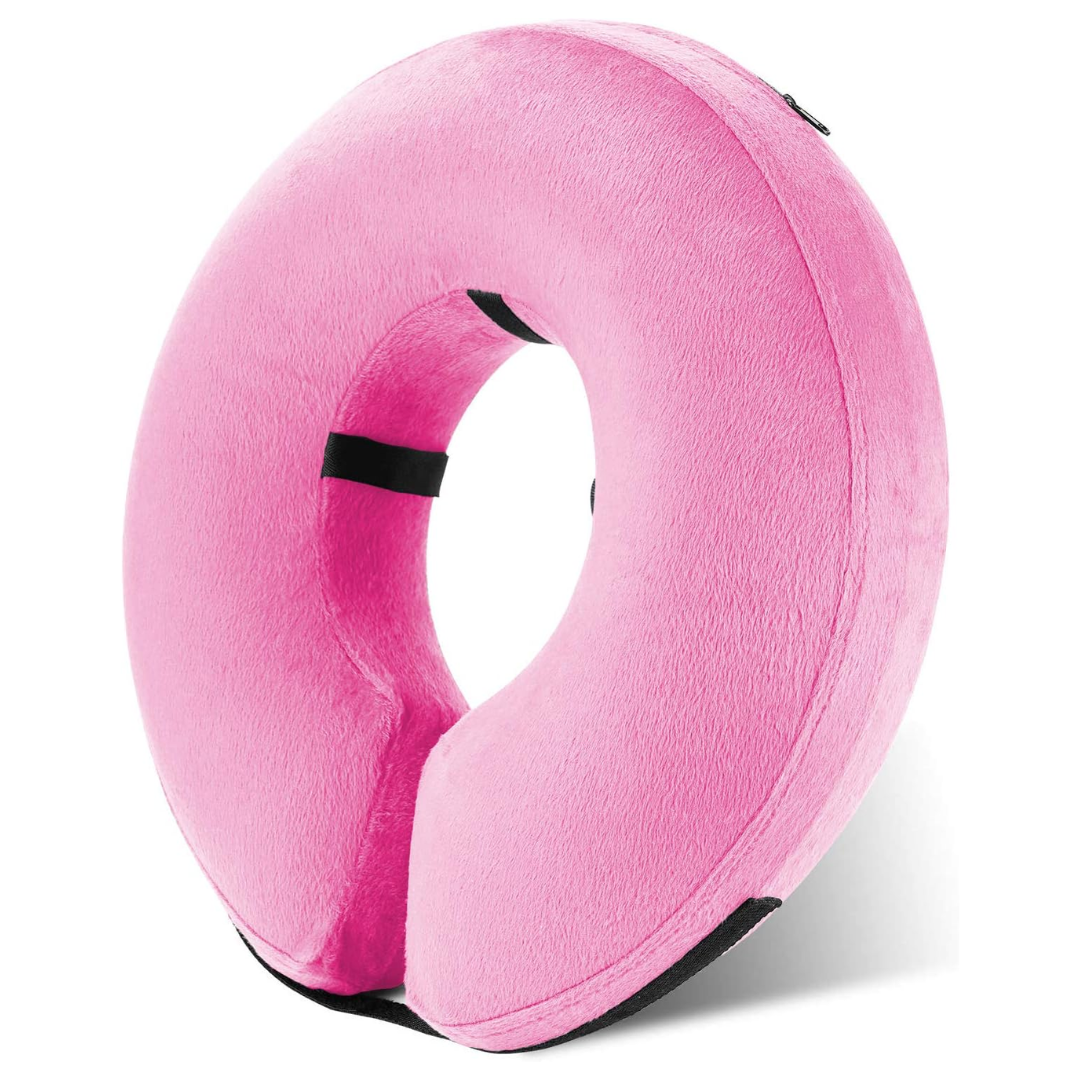 Blauwe, opblaasbare hondenkraag vooraanzicht, verstelbaar, zacht en donutvormig voor stressvrij herstel van huisdieren.