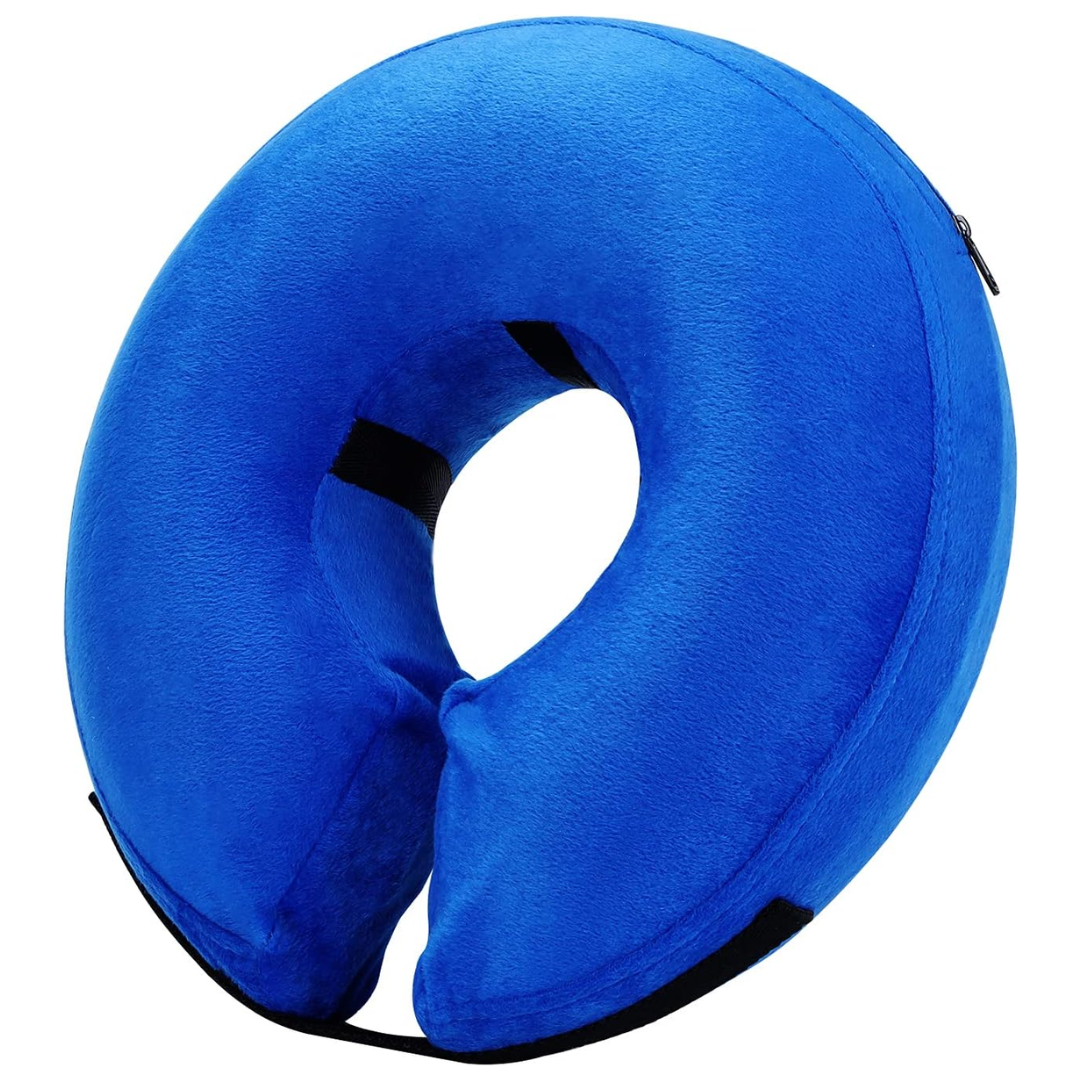 Blauwe, opblaasbare hondenkraag vooraanzicht, verstelbaar, zacht en donutvormig voor stressvrij herstel van huisdieren.