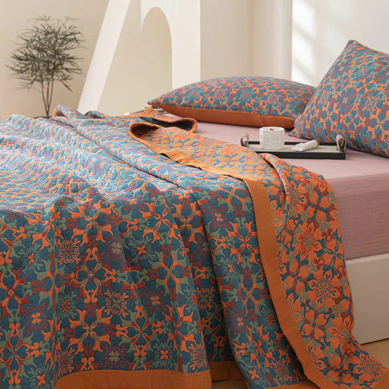 Blauwe quilt met zes katoenlagen en artistiek patroon voor stijlvolle woninginrichting en aangename warmte.