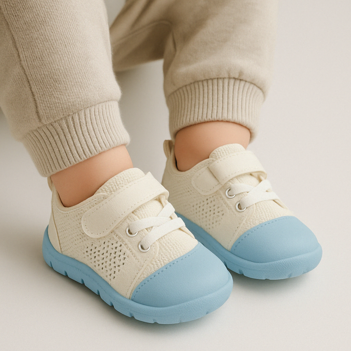 Blauwe flexibele barefoot babyschoenen voor natuurlijke voetontwikkeling en eerste stapjes, antislip zool.