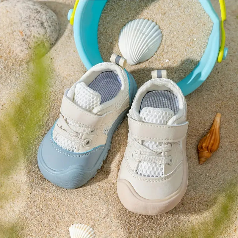 Gezonde voetontwikkeling met deze flexibele barefoot schoenen voor baby's, verkrijgbaar in blauw/beige.