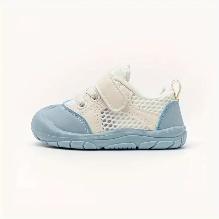 Beige flexibele babyschoentjes, bevorderen natuurlijke voetontwikkeling en bieden uitstekende grip.