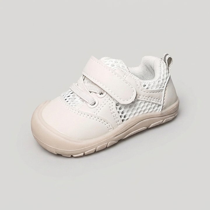 Blauwe flexibele schoenen voor baby's, met ademend materiaal en antislip zool voor comfortabele eerste stapjes.