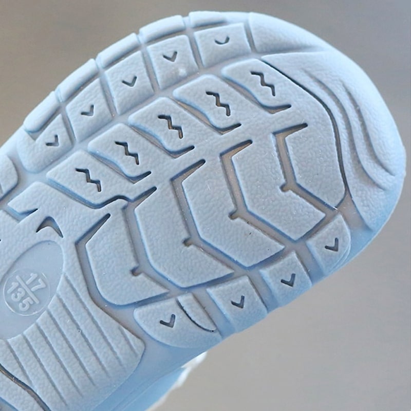 Flexibele blauwe babyschoentjes, met antislip zool voor veilige eerste stapjes en gezonde voetjes.