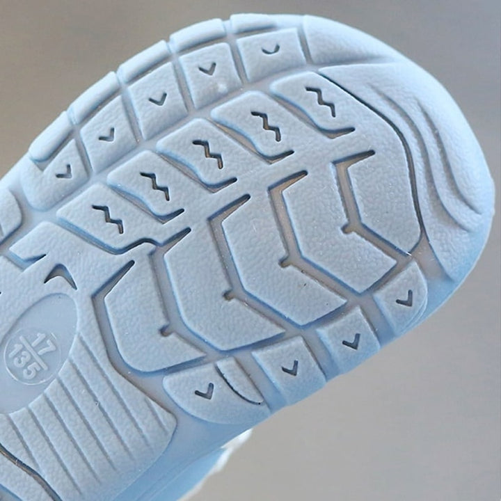 Flexibele blauwe babyschoentjes, met antislip zool voor veilige eerste stapjes en gezonde voetjes.