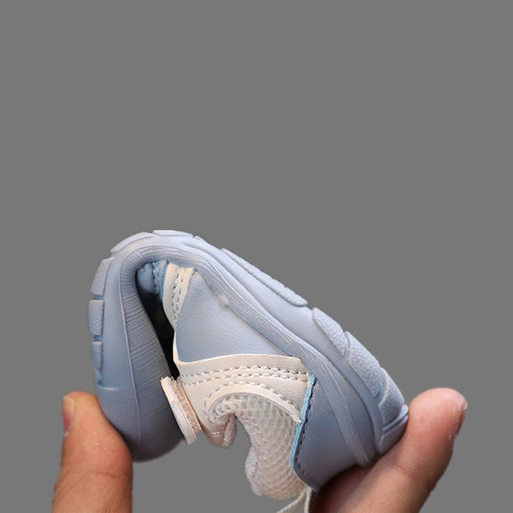 Blauwe en beige flexibele babyschoenen, ontworpen voor gezonde voetontwikkeling en antislip veiligheid.
