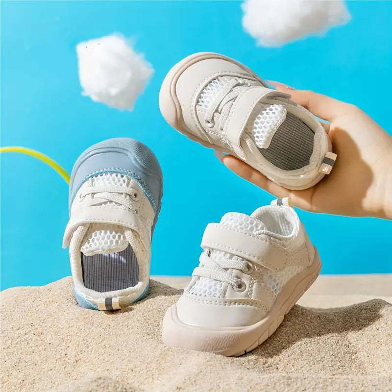 Blauwe FlexiToes baby blotevoetenschoenen voor gezonde groei en natuurlijke beweging.