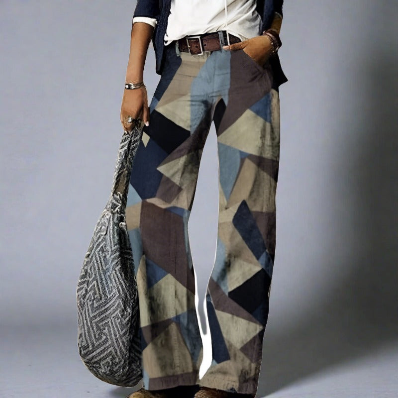 Dames Bloemen Jeans Alistra, zijaanzicht van de jeans met bloemenprint voor stijl en comfort.