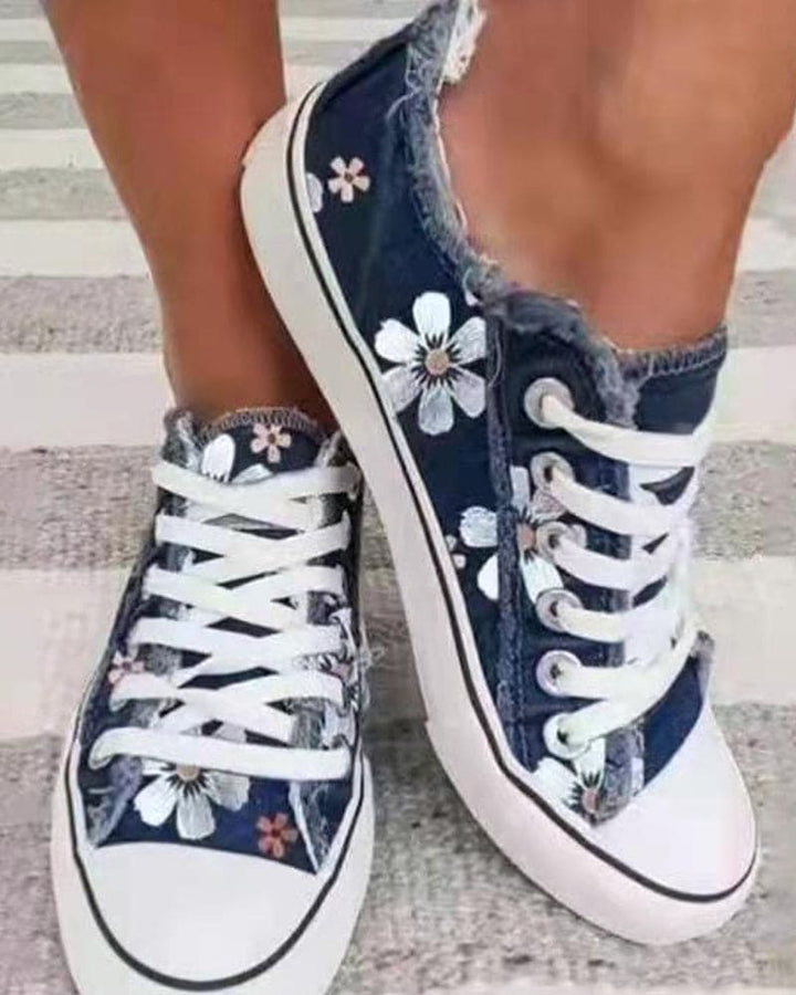 Dames Bloemen Denim Sneakers, bloemendessin, comfortabel en stijlvol, gemaakt van stevig denim, ideaal voor elke gelegenheid.