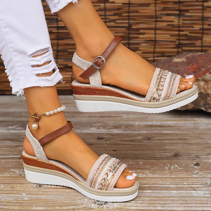 Boho sandalen met sleehak voor dames, met kralen details, ideaal voor de zomer, bohemien chique look, strandgeschikt, comfortabel.