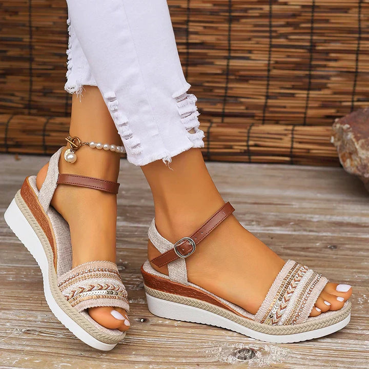 Boho sandalen met sleehak voor dames, met kralen details, ideaal voor de zomer, bohemien chique look, strandgeschikt, comfortabel.