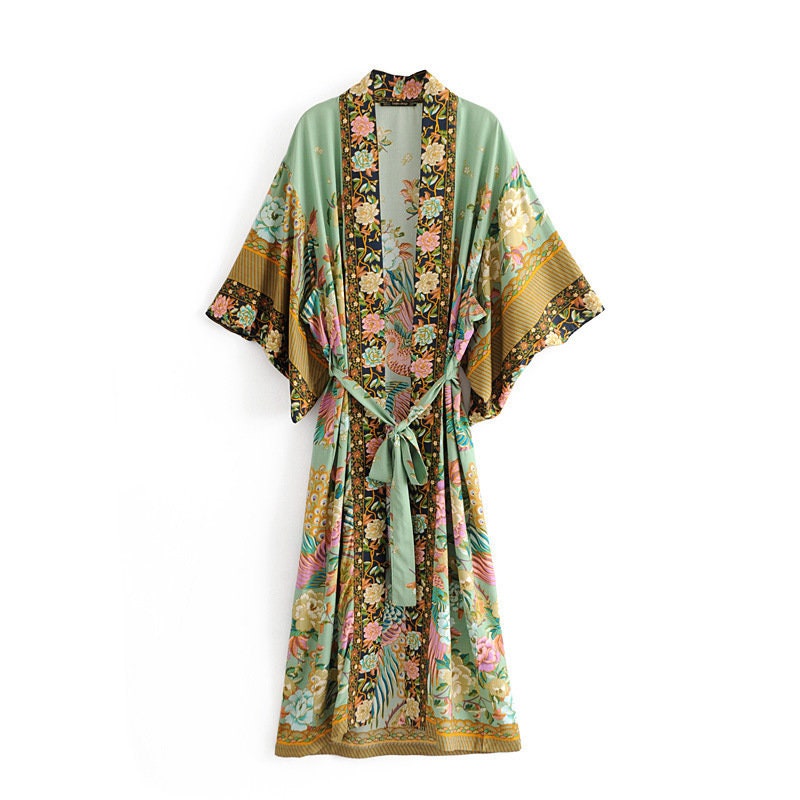 Boho Kimono met pauwenbloemenprint, V-hals en ceintuur, luchtig en licht, ideaal voor de zomer of als overslag.