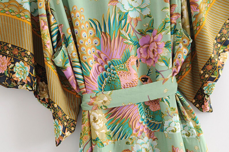 Boho Kimono met pauwenbloemenprint, V-hals en ceintuur, luchtig en licht, ideaal voor de zomer of als overslag.