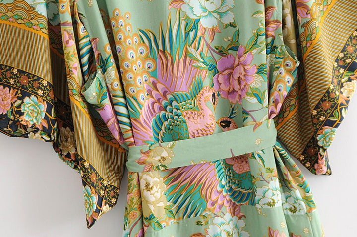 Boho Kimono met pauwenbloemenprint, V-hals en ceintuur, luchtig en licht, ideaal voor de zomer of als overslag.
