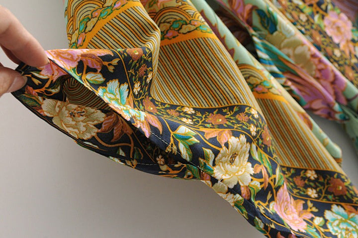 Boho Kimono met pauwenbloemenprint, V-hals en ceintuur, luchtig en licht, ideaal voor de zomer of als overslag.