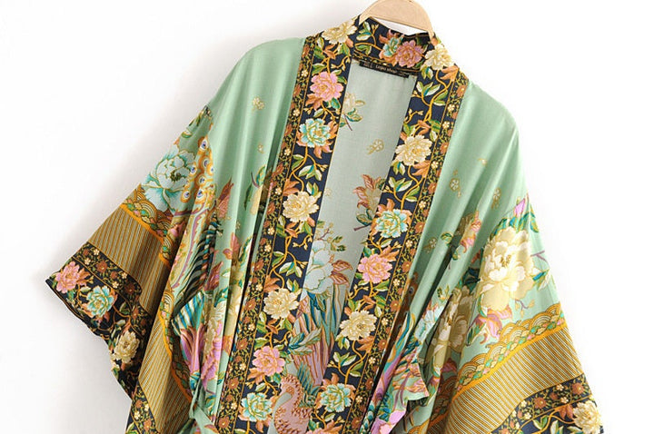 Boho Kimono met pauwenbloemenprint, V-hals en ceintuur, luchtig en licht, ideaal voor de zomer of als overslag.