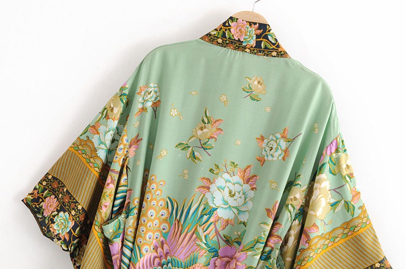 Boho Kimono met pauwenbloemenprint, V-hals en ceintuur, luchtig en licht, ideaal voor de zomer of als overslag.