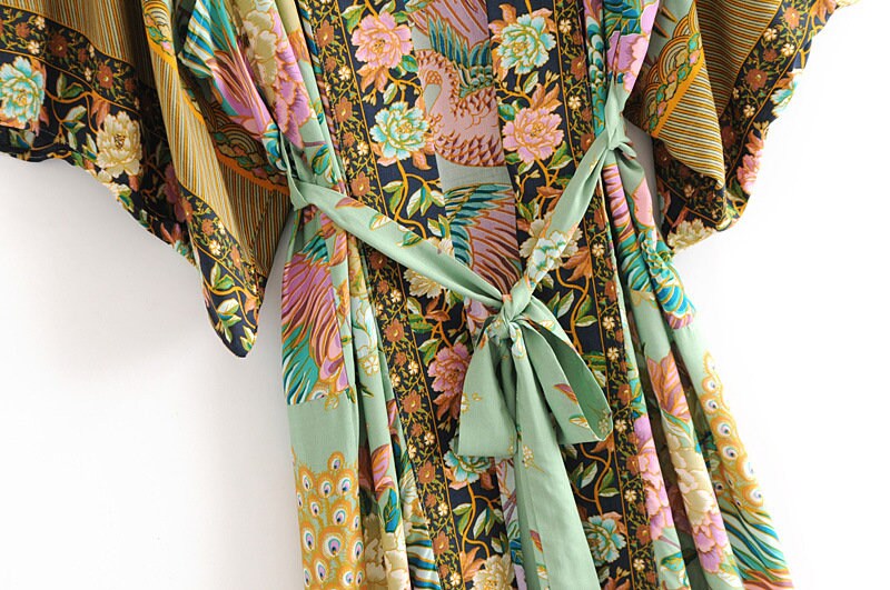 Boho Kimono met pauwenbloemenprint, V-hals en ceintuur, luchtig en licht, ideaal voor de zomer of als overslag.