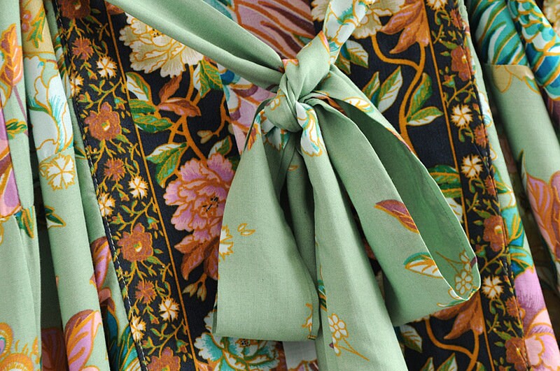 Boho Kimono met pauwenbloemenprint, V-hals en ceintuur, luchtig en licht, ideaal voor de zomer of als overslag.